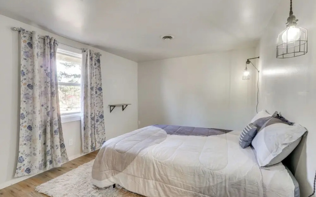 Chic Farmhouse, 3Mi to Lake-pet Friendly & Golfing