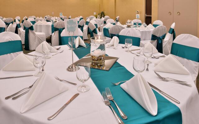 Holiday Inn Madison at The American Center by IHG