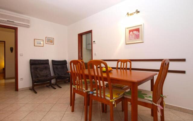 Apartment Alma 1600