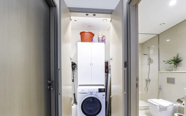 Sleek 1BR in Burj Royale with Canal View