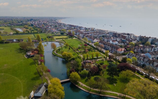 Charming 3-bed Apartment in South end on sea