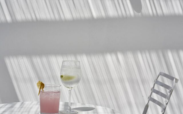 Mr & Mrs White Tinos