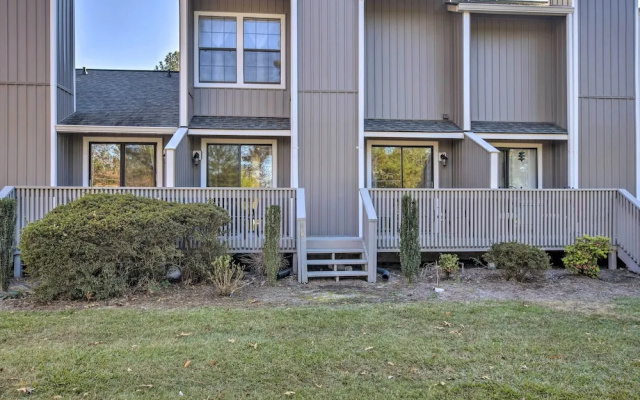 Modern Townhome w/ Deck & Golf Course Views!