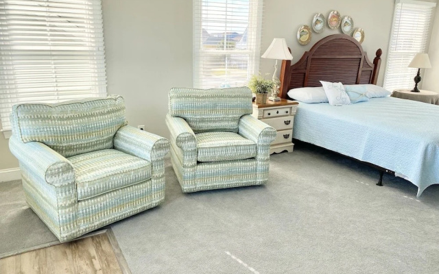 Sweet Dreams Private  4 Bedroom Home by RedAwning