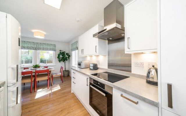 At The Bay: Quintessential Cottage in St Andrews