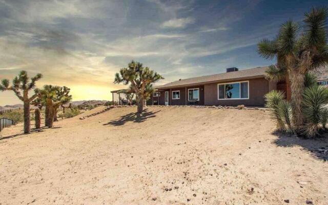 The Full Moon, Joshua Tree: Hot Tub, Sauna, Views