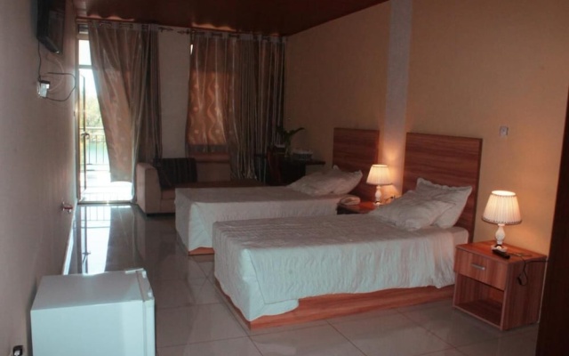Twin and Intimate Room With Nice Balcony - View on the Lake — фото 4