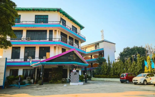 Mid Way Resort by OYO Rooms