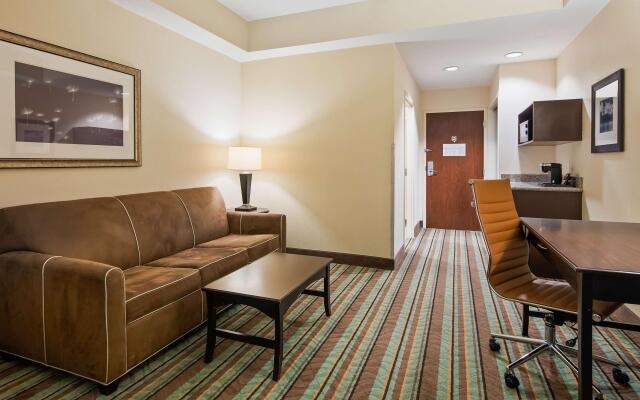 Best Western Plus Chain of Lakes Inn & Suites