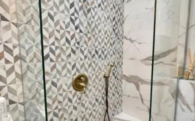 Executive 2 Bedroom Apartment + Parking