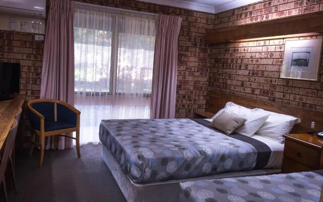 Ten Dollar Town Motel