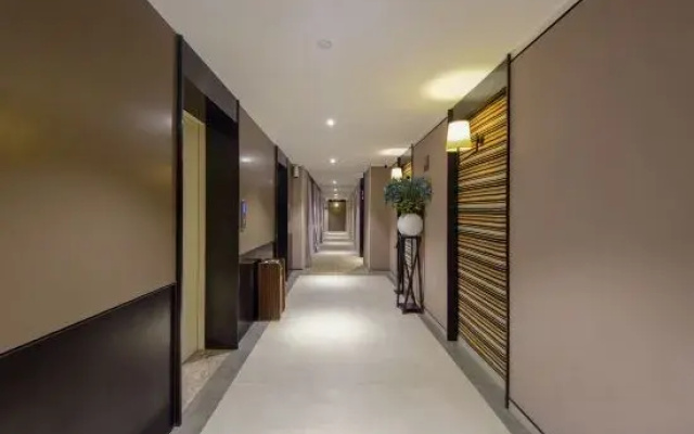 Homeinn Plus Hotel (Danyang Glasses Industrial Park Railway Station)