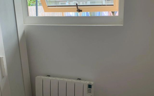 Linda's Annex-NEWLY BUILT separate entrance!!