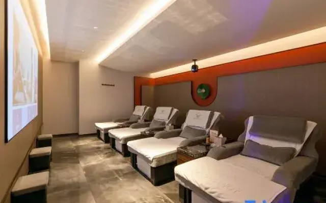 Ritz Dknton Hotel