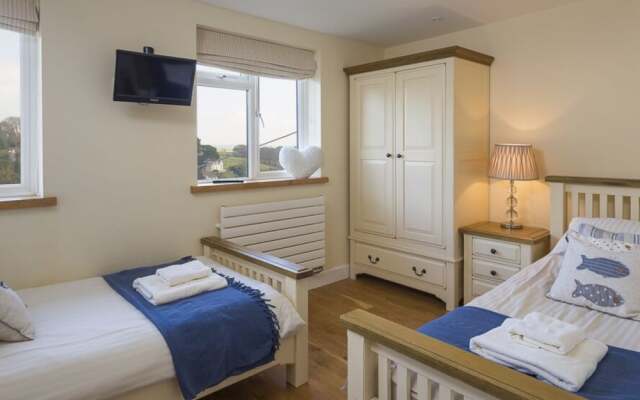 6 Knowle Court