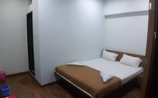 Rajhuns Deluxe Lodging