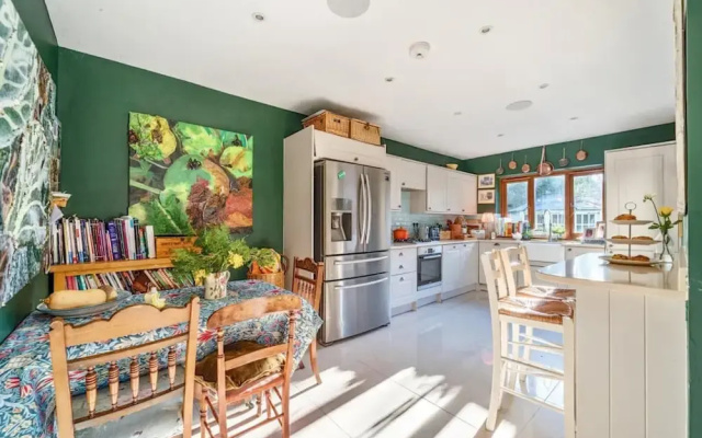 Cobham Home With Annex - Sleeps 6 - bbq & Fire pit
