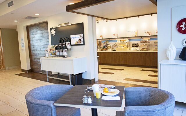 Holiday Inn Express & Suites Greenwood Mall by IHG