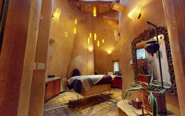 El Monte Sagrado Living Resort & Spa