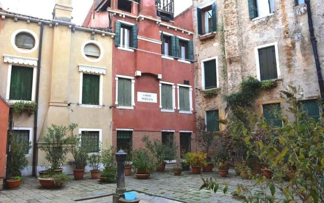 Sunny Venice Apartment