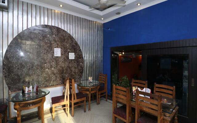 OYO 24340 Hotel Laxmi Palace