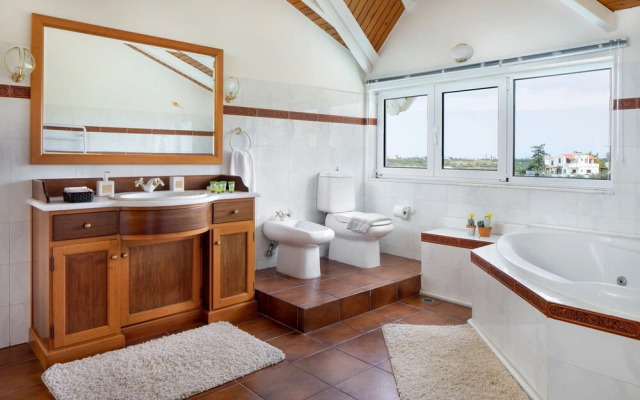 Villa Elihrisos-private Heated Pool Near the sea