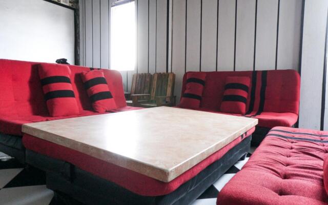 RedDoorz near Alun Alun Batu