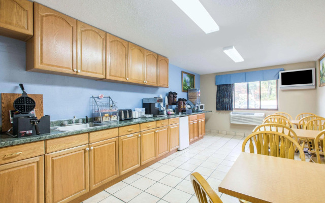 Super 8 By Wyndham Gardner