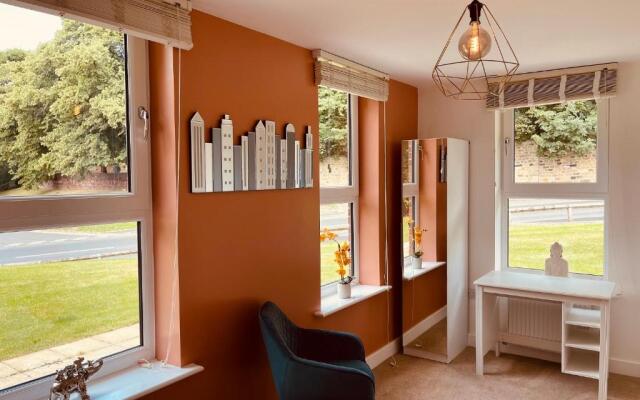 Cheerful 2-bed townhouse in Wakefield with parking