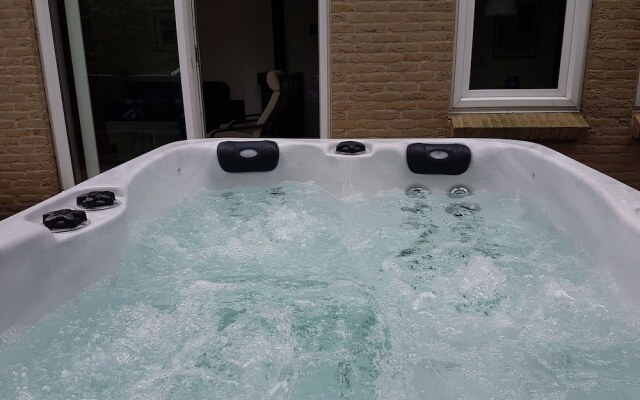 Holiday Home With a Jacuzzi, 20 km. From Assen