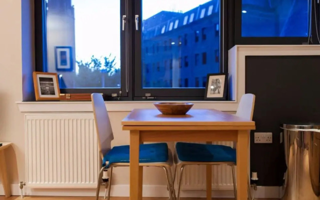 Bright & Stylish West End Apartment, Sleeps 2-4