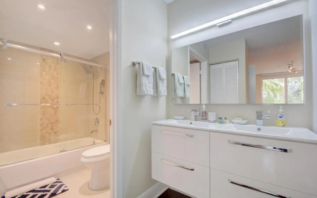 Renovated 2/2 Unit at Yacht Club/Aventura