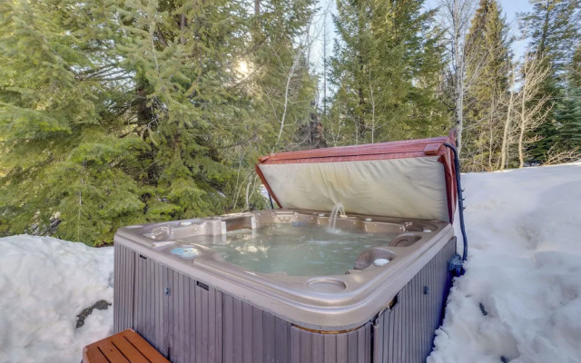 Ski-in/ski-out! Mtn-view Donnelly Home w/ Hot Tub