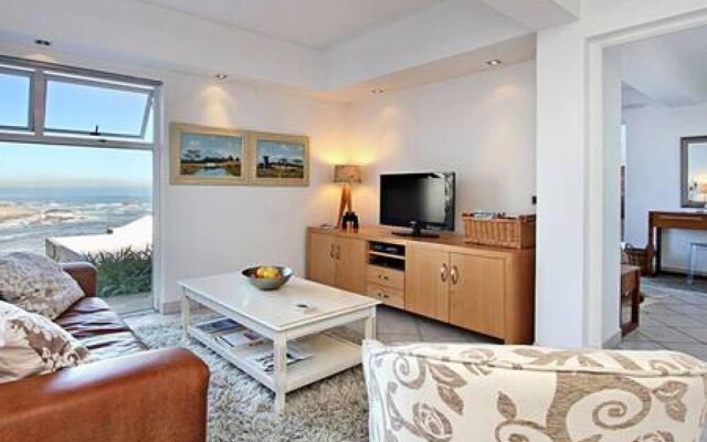 Holiday Apartment w Sea Views Pool CBT Suite