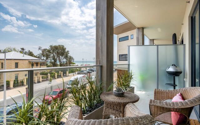 Blue Waters on the Beach: absolute beachfront, views