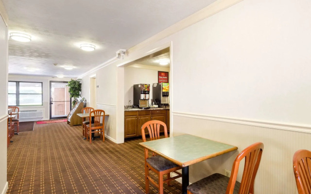 Howard Johnson by Wyndham Malden Boston Area