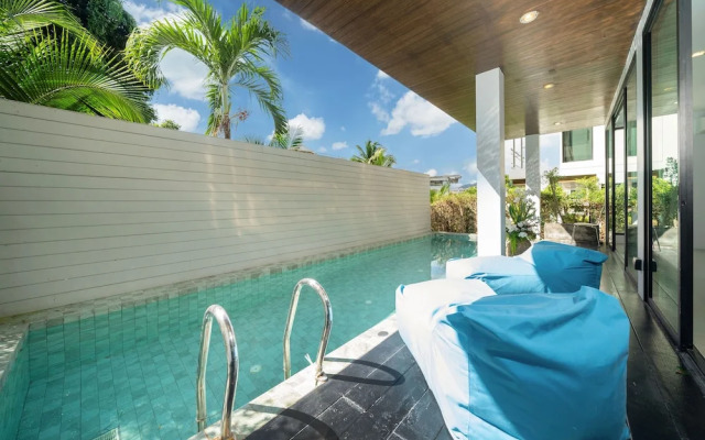 Vibrant Beach Life at Kata Villa UTK4