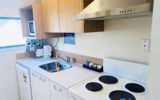 Merivale Court Studio-Unit 6
