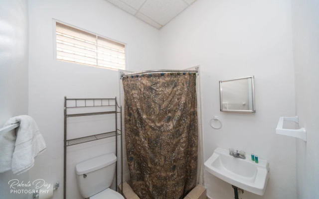 Henry's GuestHouse - Hostel