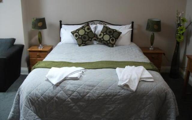Trowel And Hammer Inn