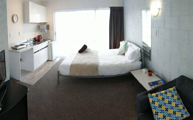 Roselands Motel