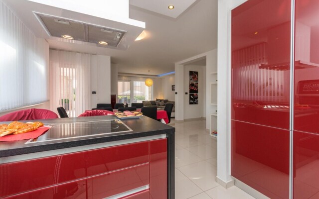 Beautiful Home in Zaton With Wifi and 6 Bedrooms