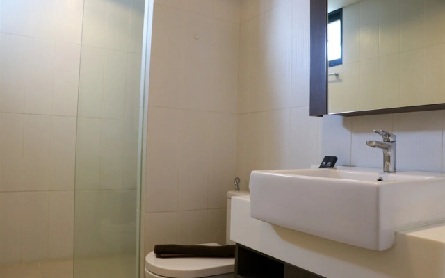 Spacious And Modern 3Br Apartment At Simprug Park Residences