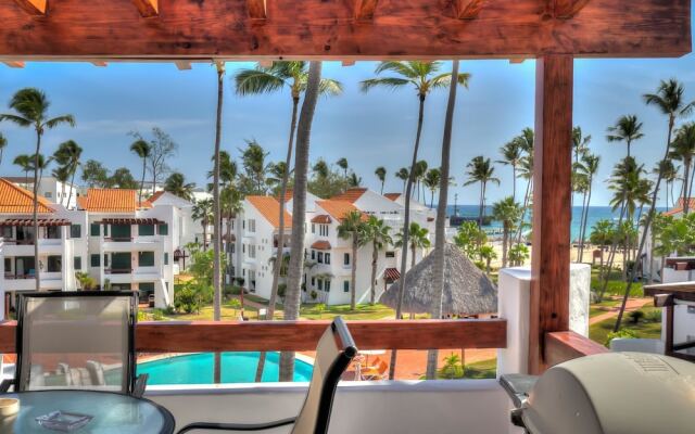 Oceanview Apartment With Large Balcony and Next to the Beach