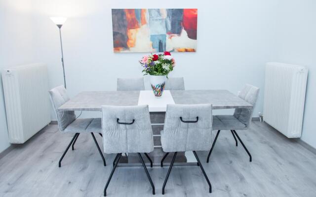 Sunny and Minimal apt in Glyfada With 3 Bdrm