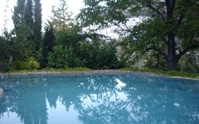 La Casita con jardín frente a la cascada