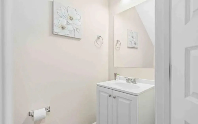 Super Epic- Sleeps 32 TWO Separate Townhomes