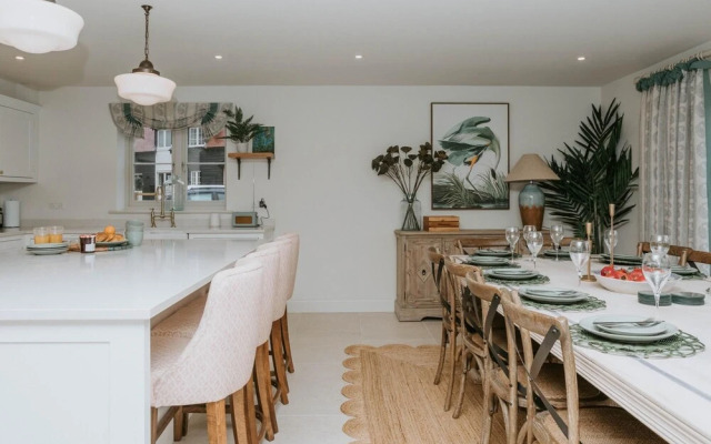 The Dragonfly - Central 2 Bedroom House