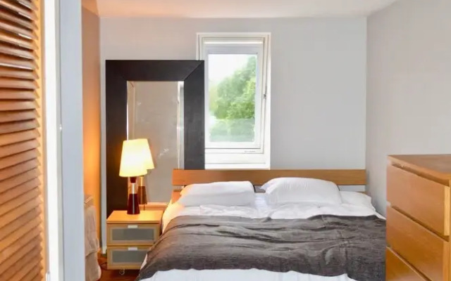 Spacious and Light 3 Bedroom Flat in Scenic Canonmills