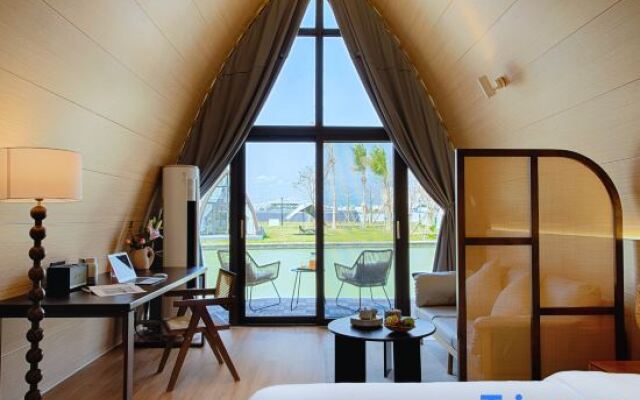 Yingge Treading on the Waves Boat House Homestay